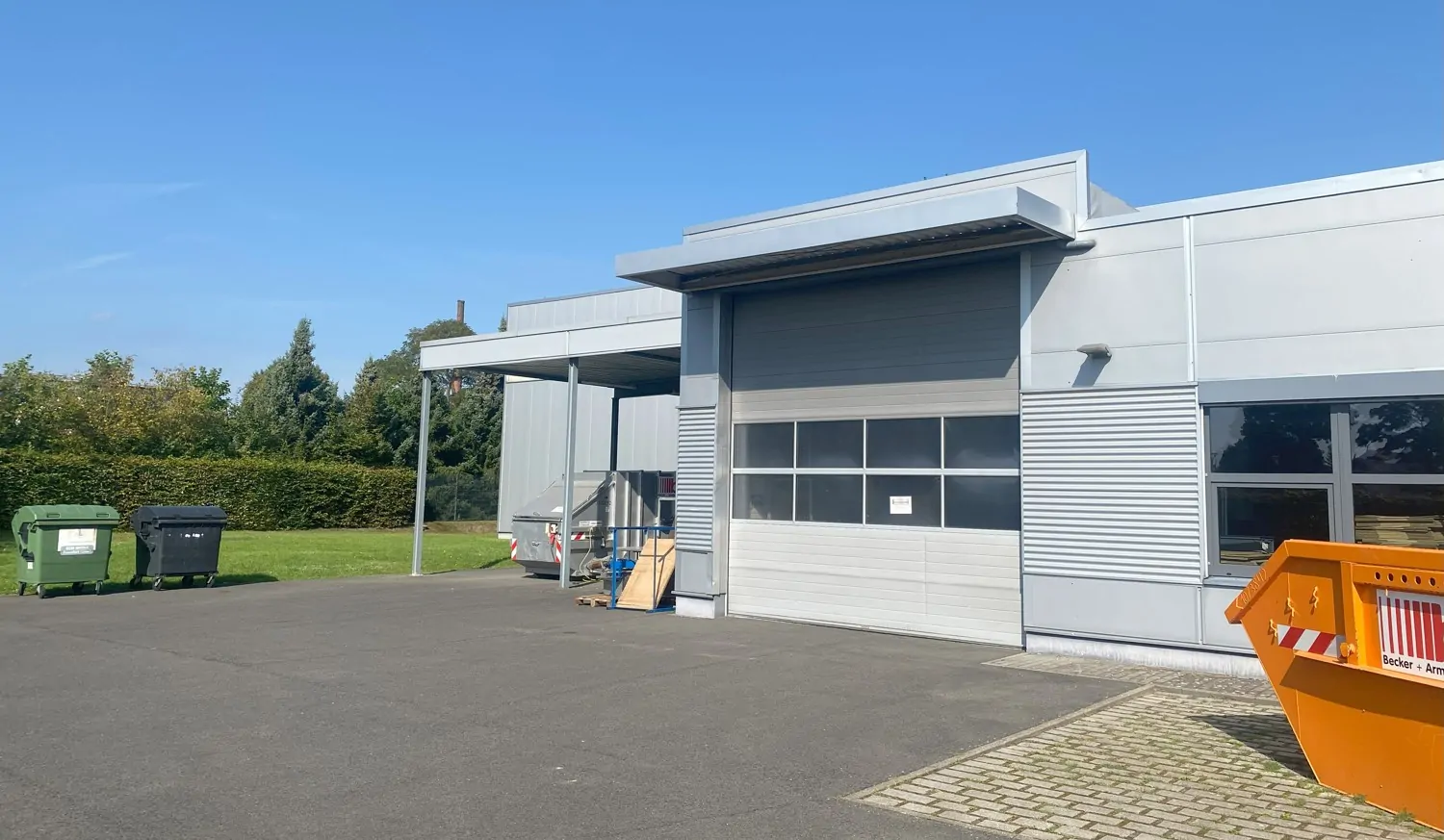 Zufahrt Lagerhalle