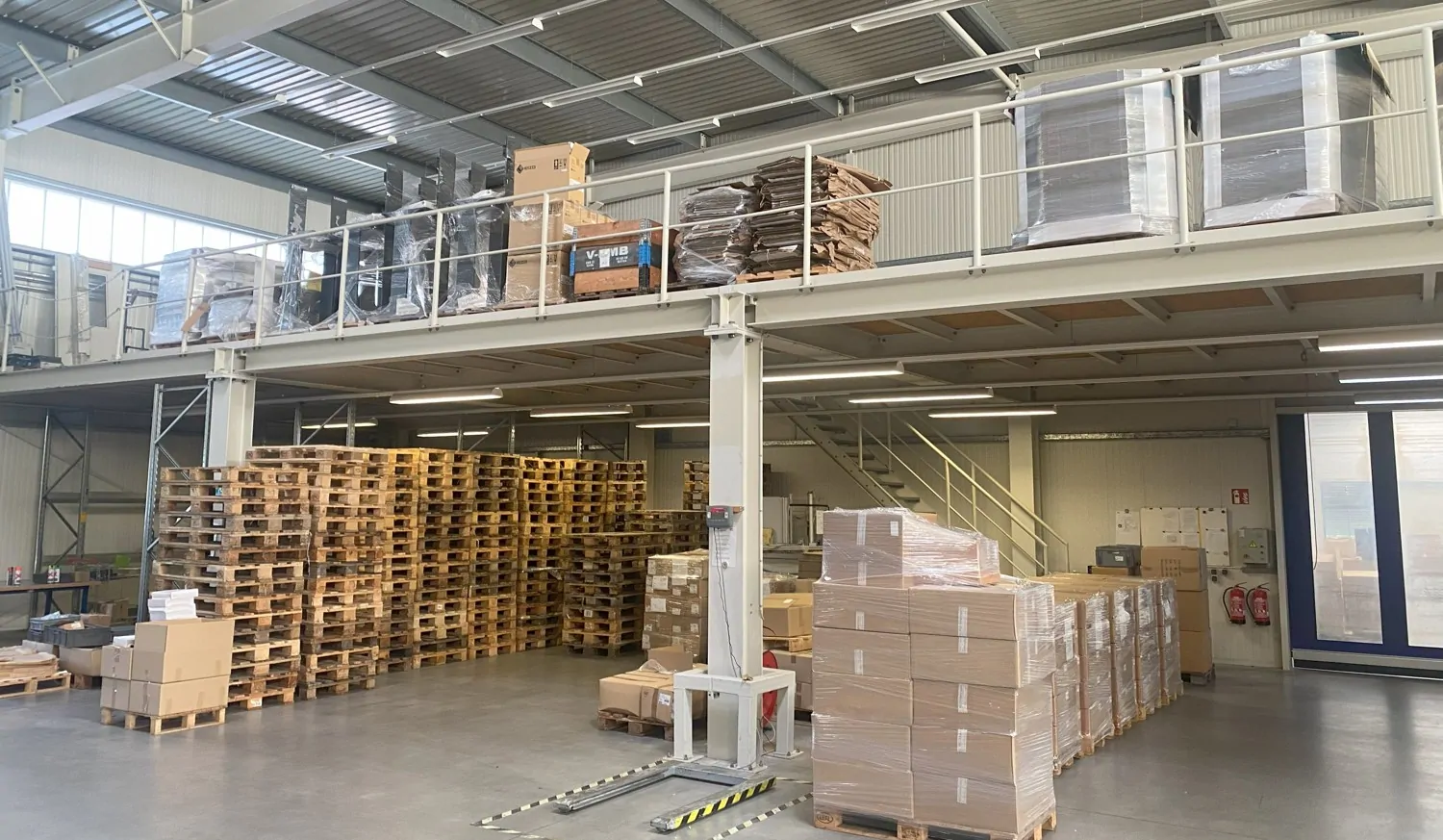 Ansicht Stahlbühne in der Lagerhalle