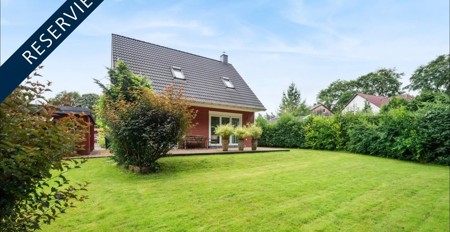 Hausansicht mit Garten