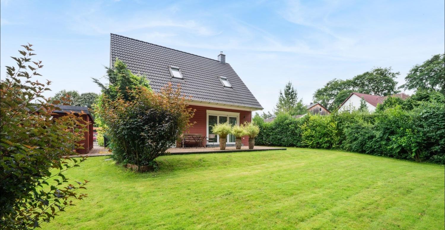 Hausansicht mit Garten