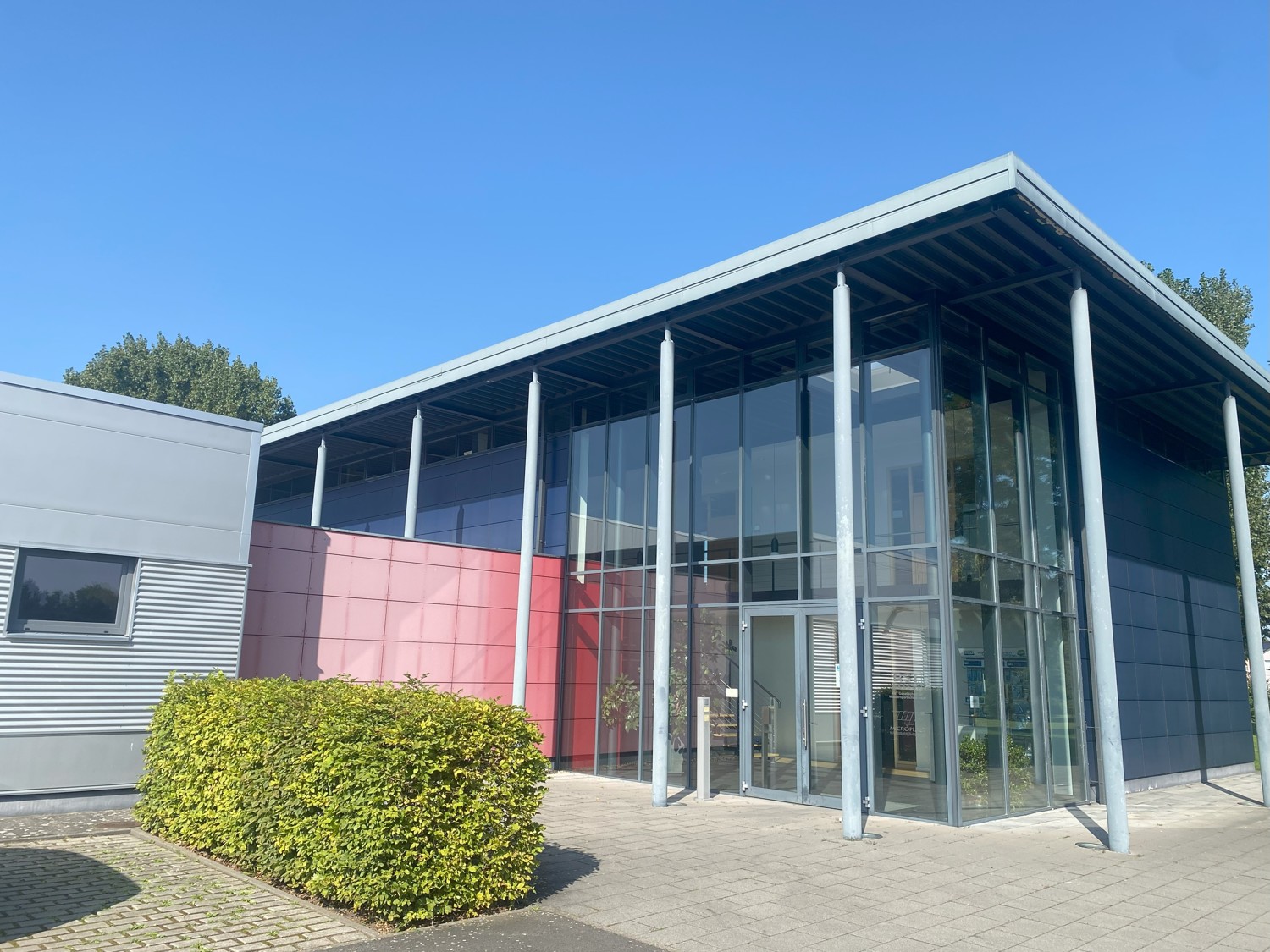 Eingang zum Bürogebäude