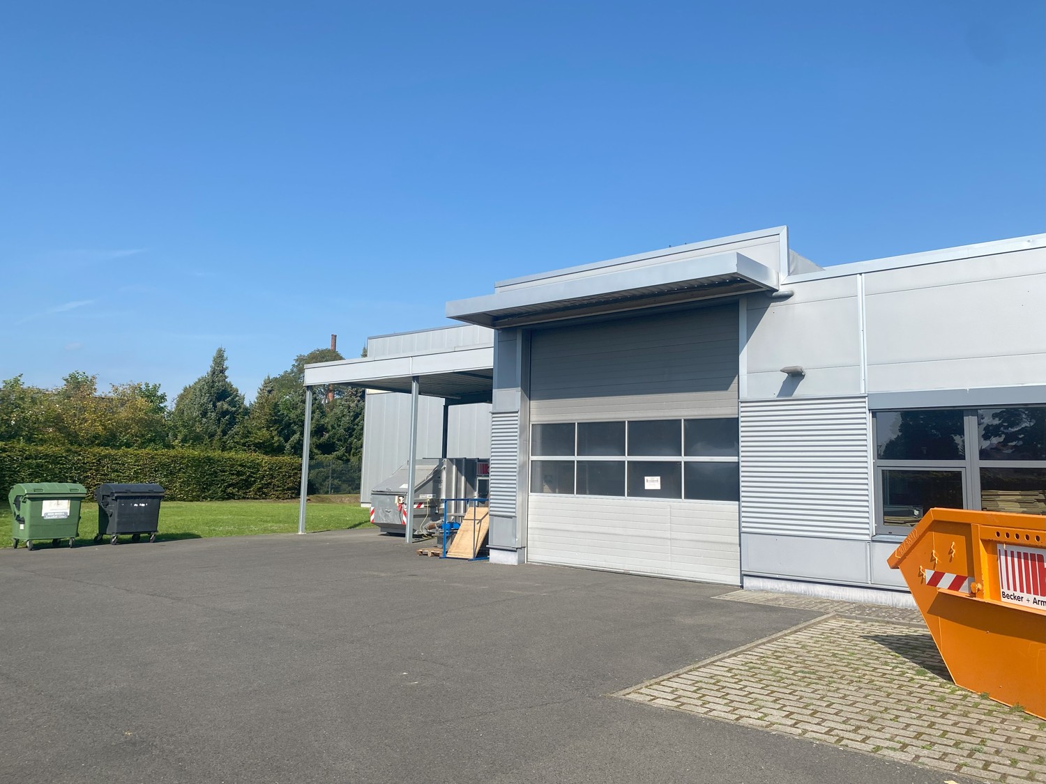 Zufahrt Lagerhalle