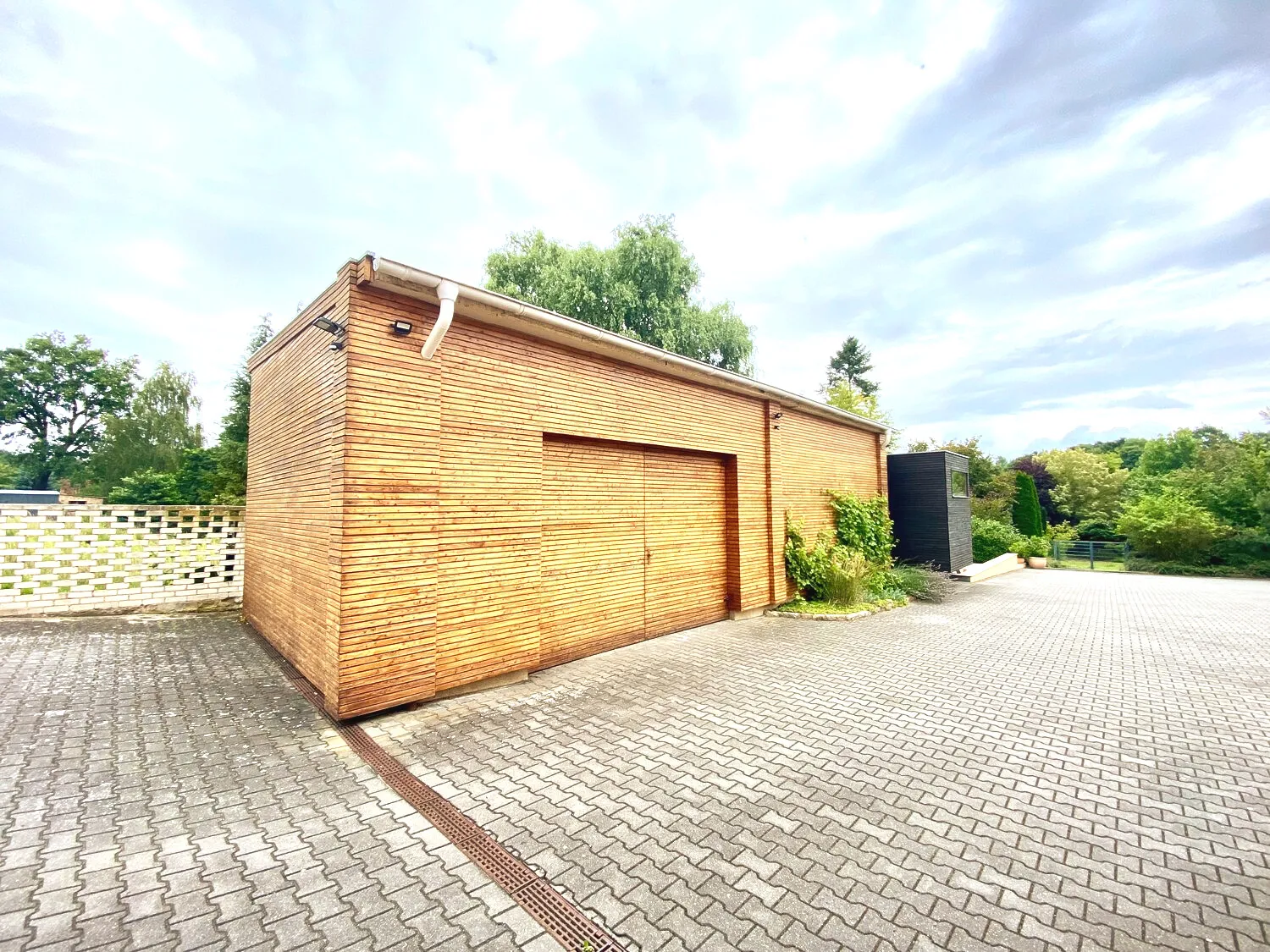 Nebengebäude mit Parkplatz