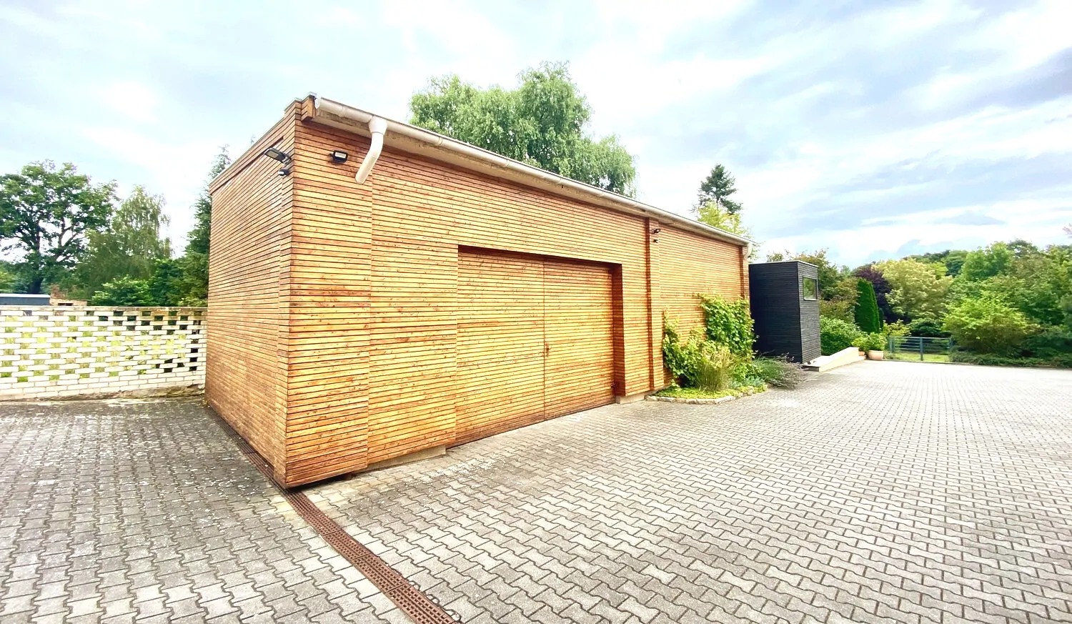 Nebengebäude mit Parkplatz