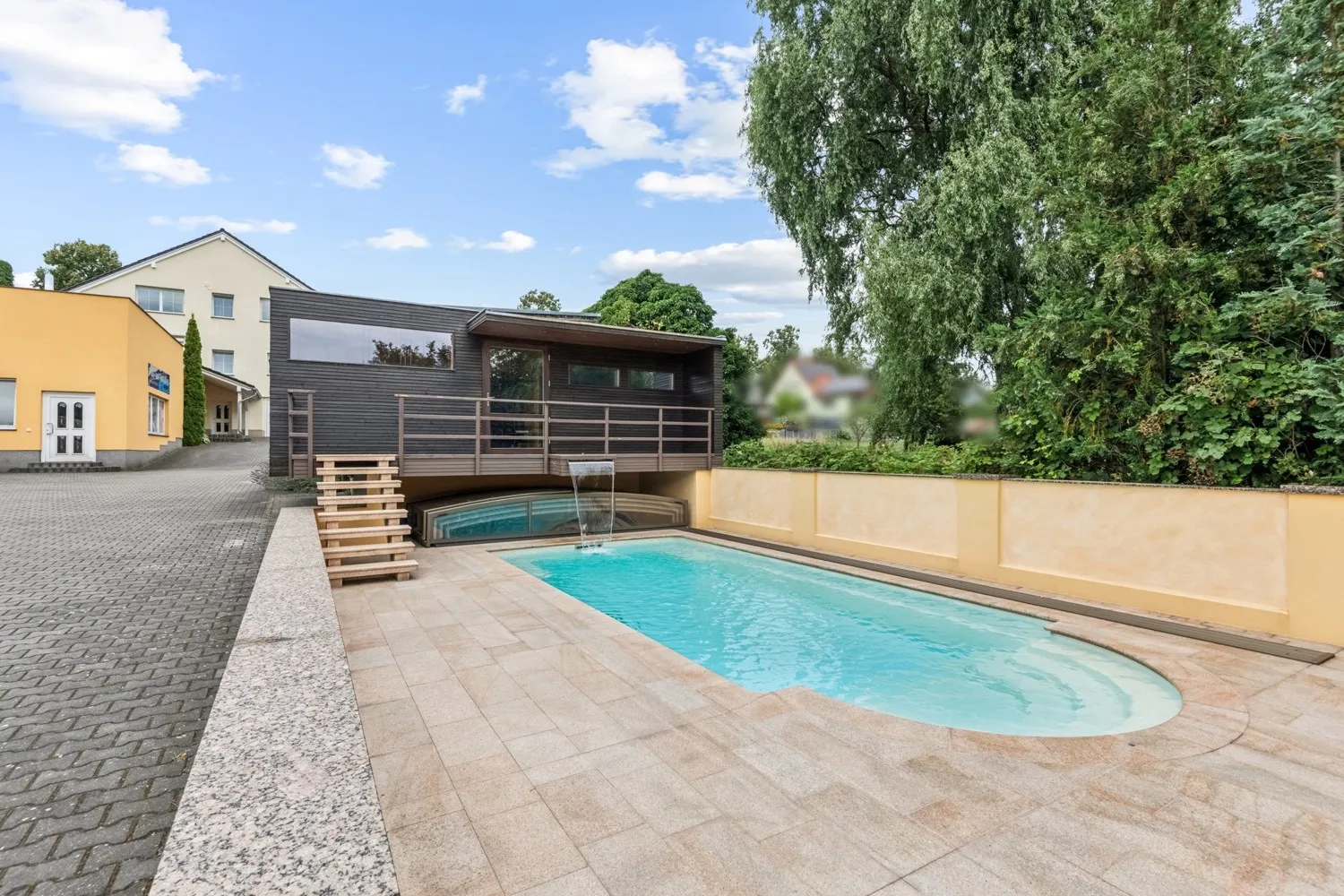 Gartensauna mit Salzwasserpool