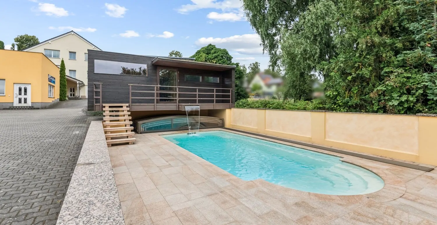 Gartensauna mit Salzwasserpool