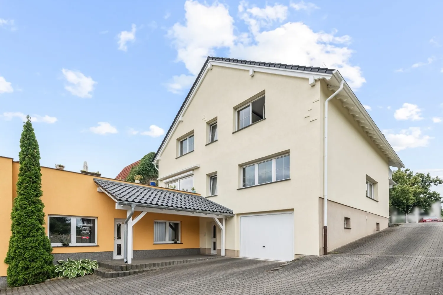 Haus und Gewerbeeinheit