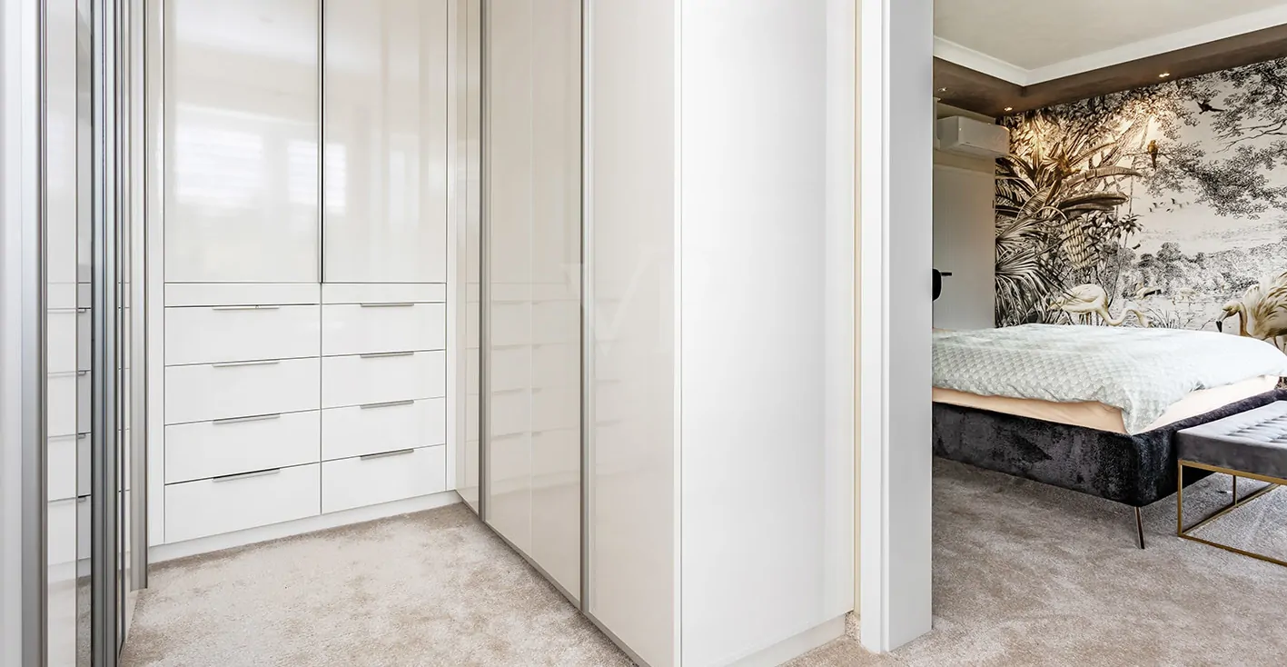 Ankleide mit angrenzenden Schlafzimmer