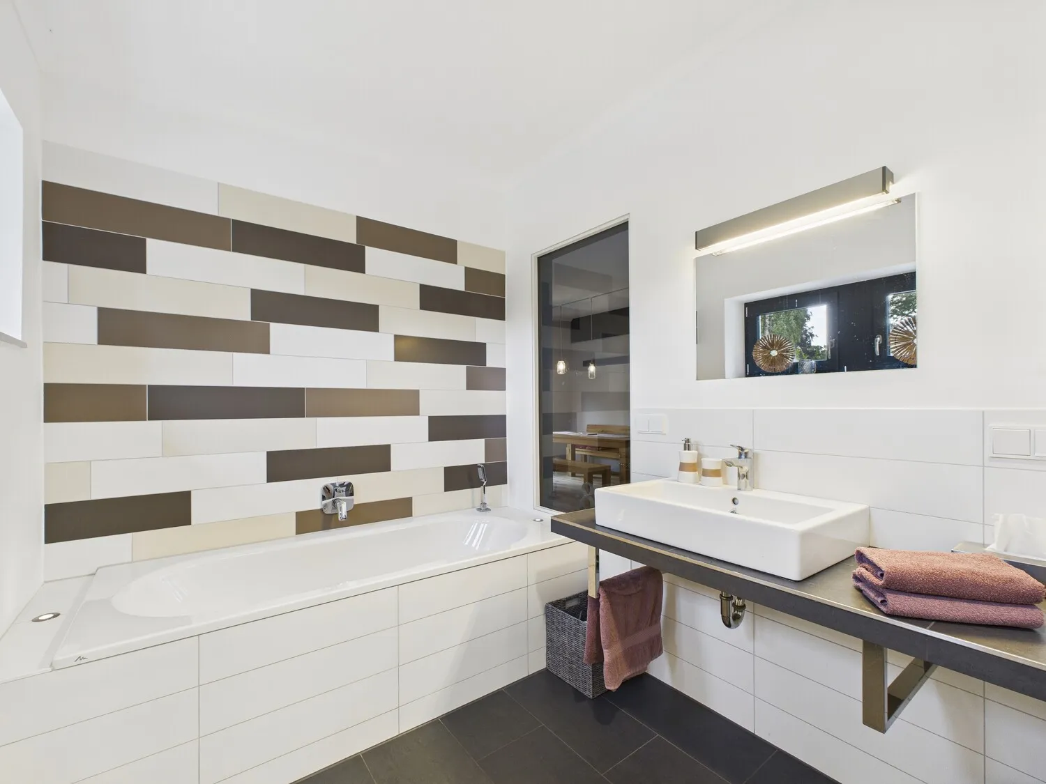 Wannen- und Duschbad mit Fenster