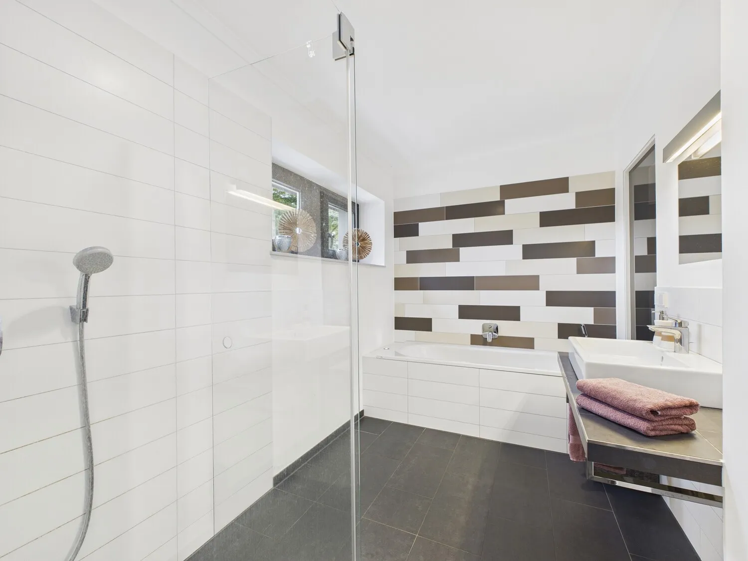 Wannen- und Duschbad mit Fenster