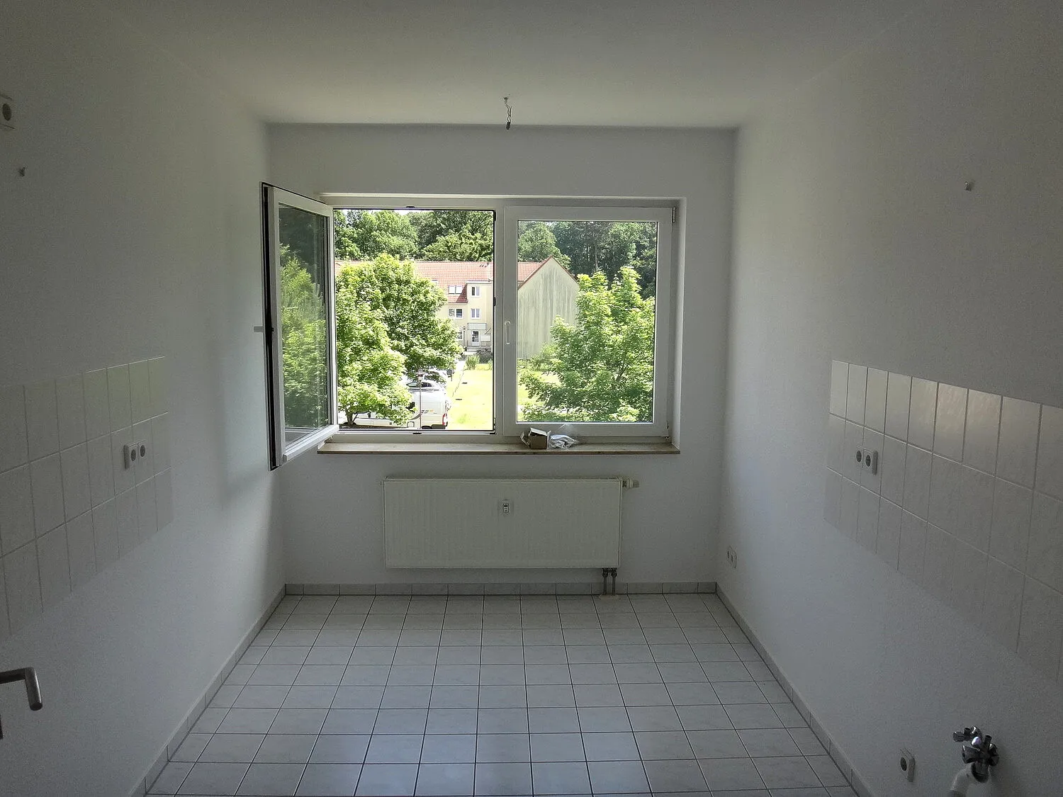 separate Küche mit Fenster