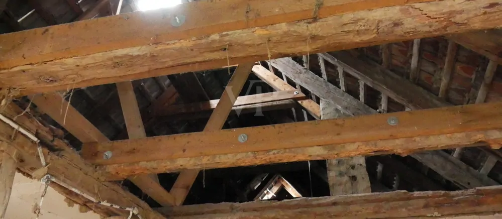 Blick zum teils geöffneten Dachgeschoss