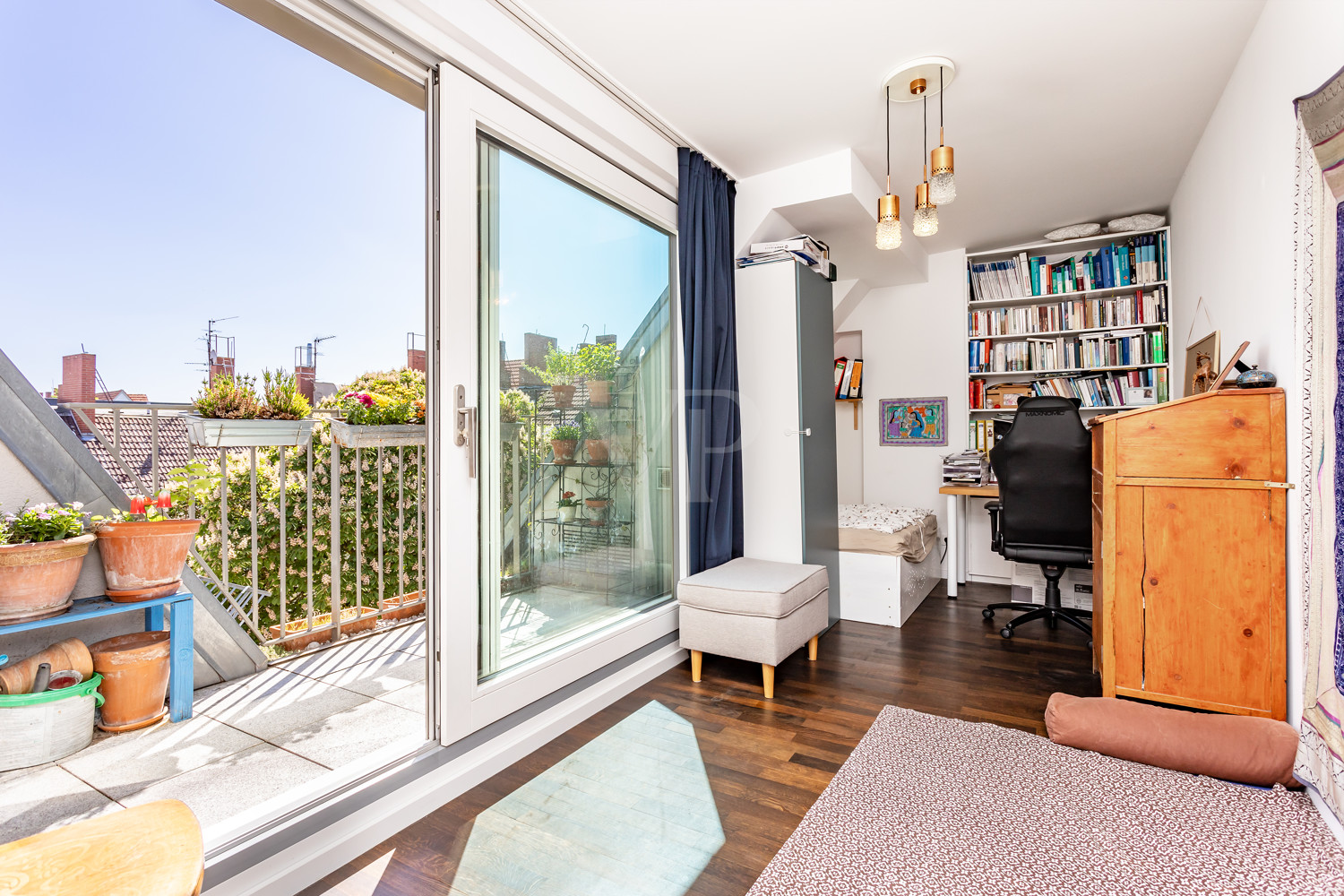 Schlafzimmer mit Zugang zur Dachterrasse