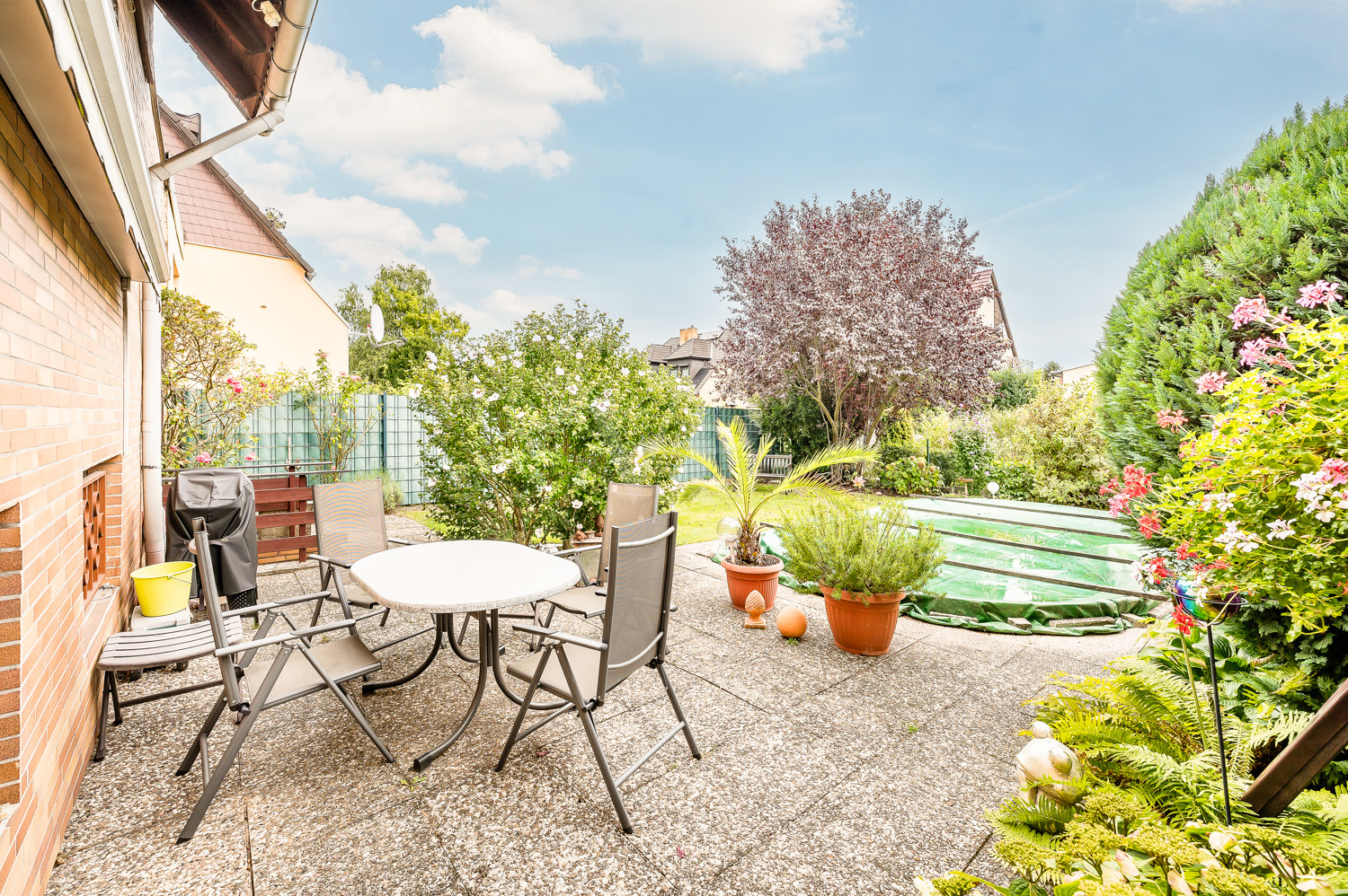 Terrasse mit Pool am Haus