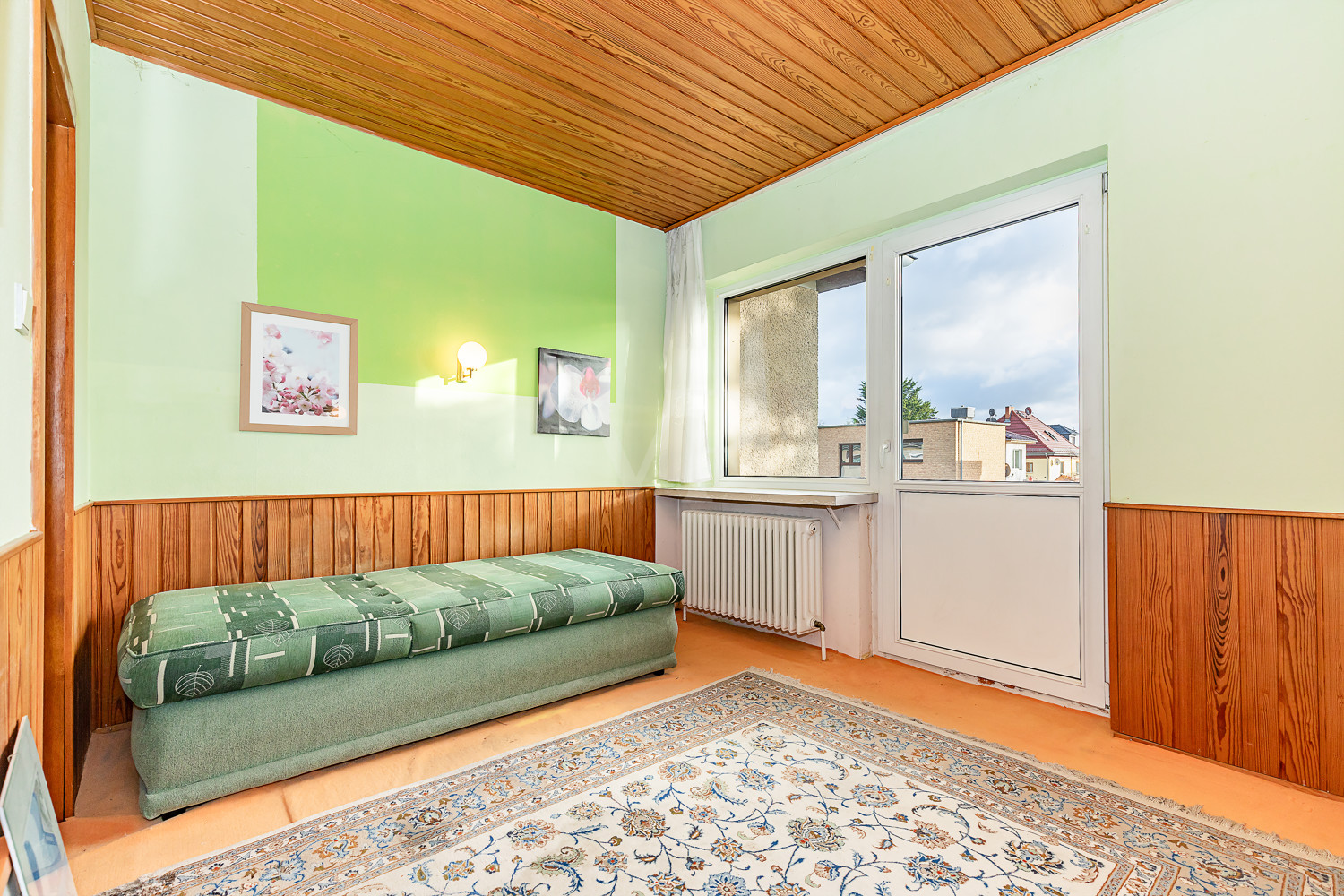 Schlafzimmer eins mit Balkon