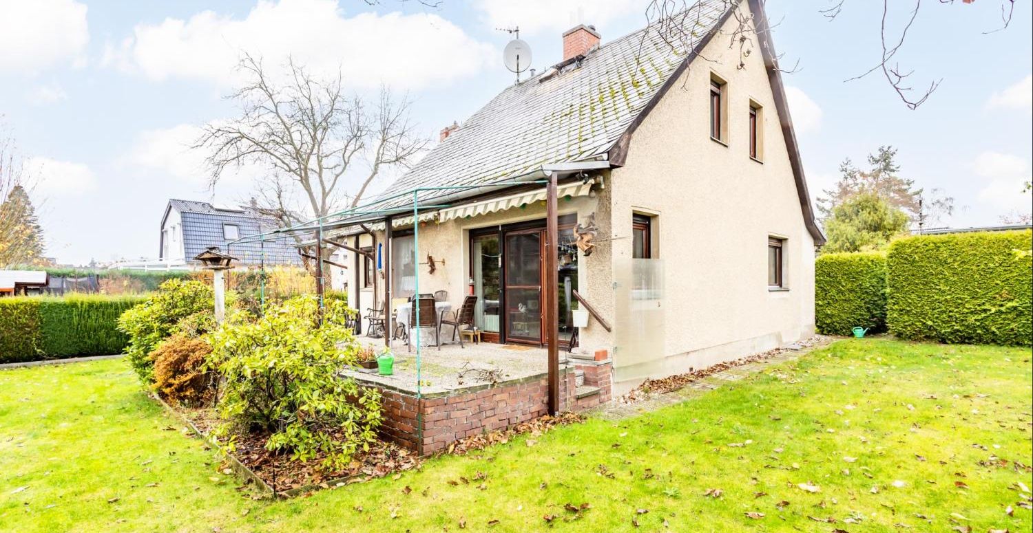 Sonnig gelegner Grundstücks-Rohdiamant im beliebten Blumenviertel von Berlin Rudow - Verkauft wird ein teilunterkellertes EInfamilienhaus