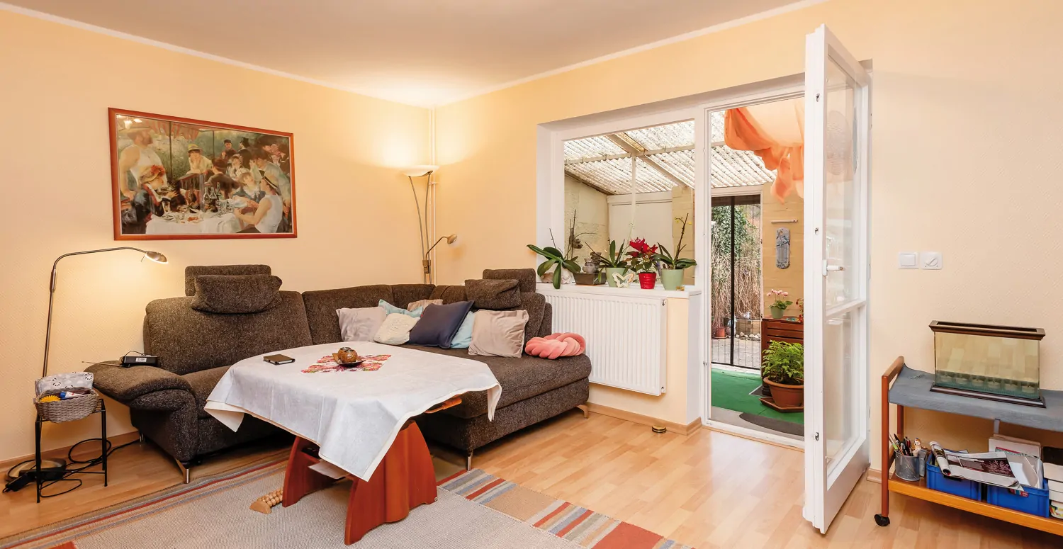 Wohnzimmer mit Zugang zum Wintergarten