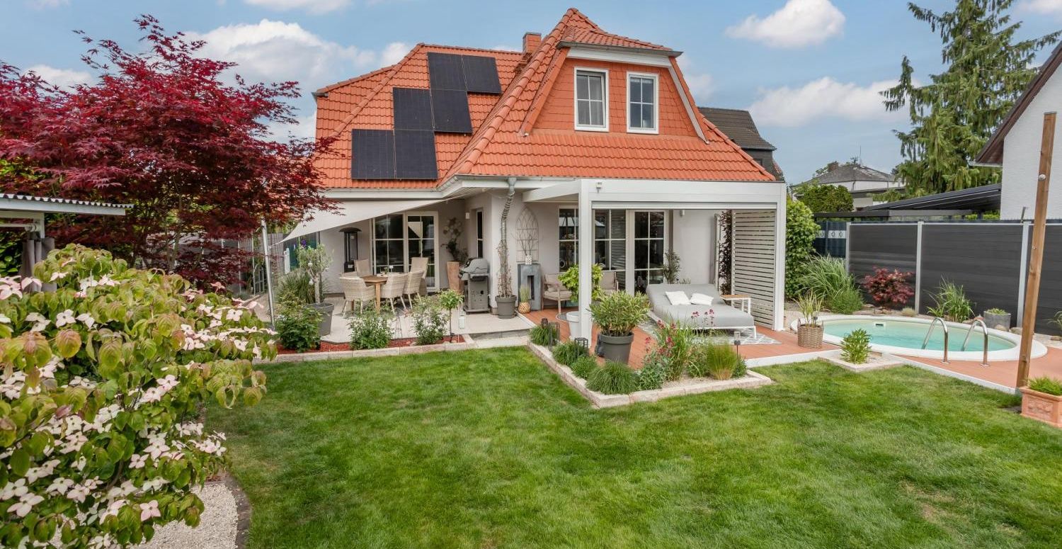 Stilvolles Einfamilienhaus mit traumhaften Aussichten auf großem liebevoll angelegtem Grundstück und Pool