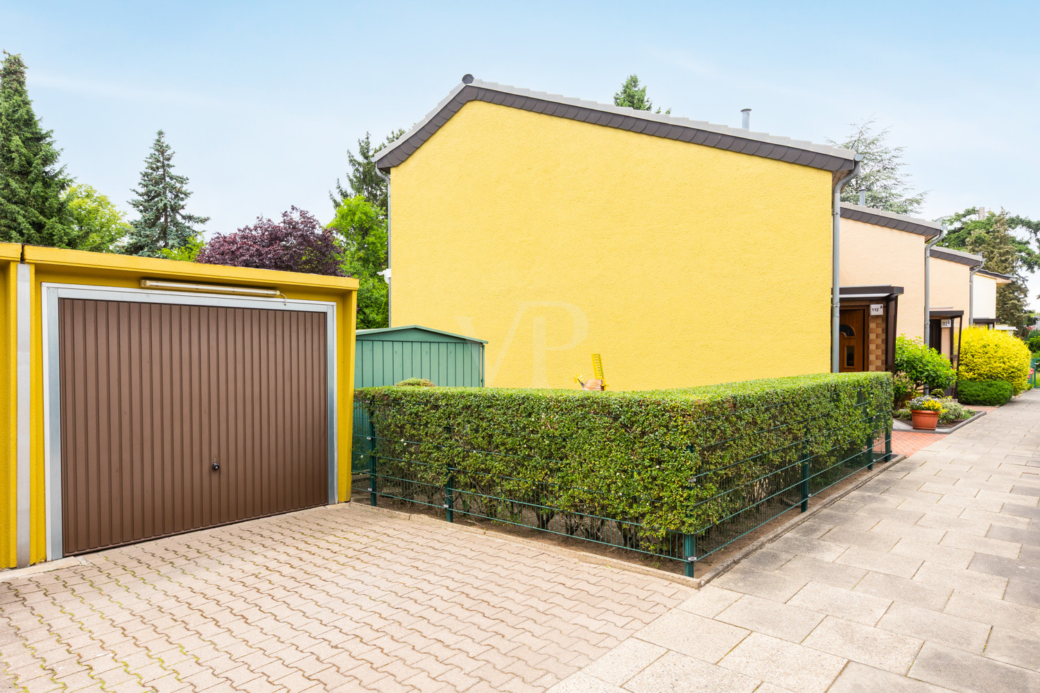 Straßenansicht mit Garage