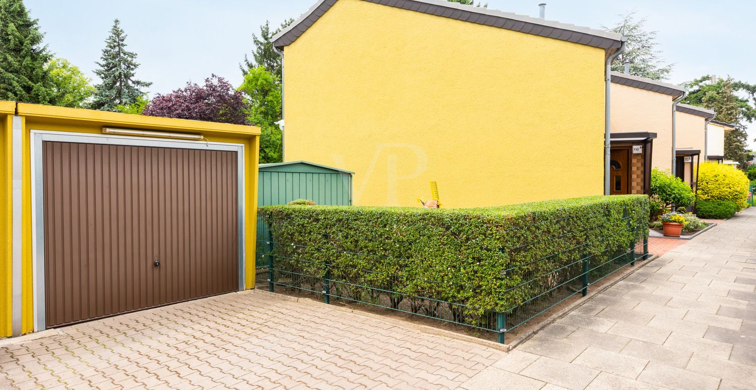 Straßenansicht mit Garage