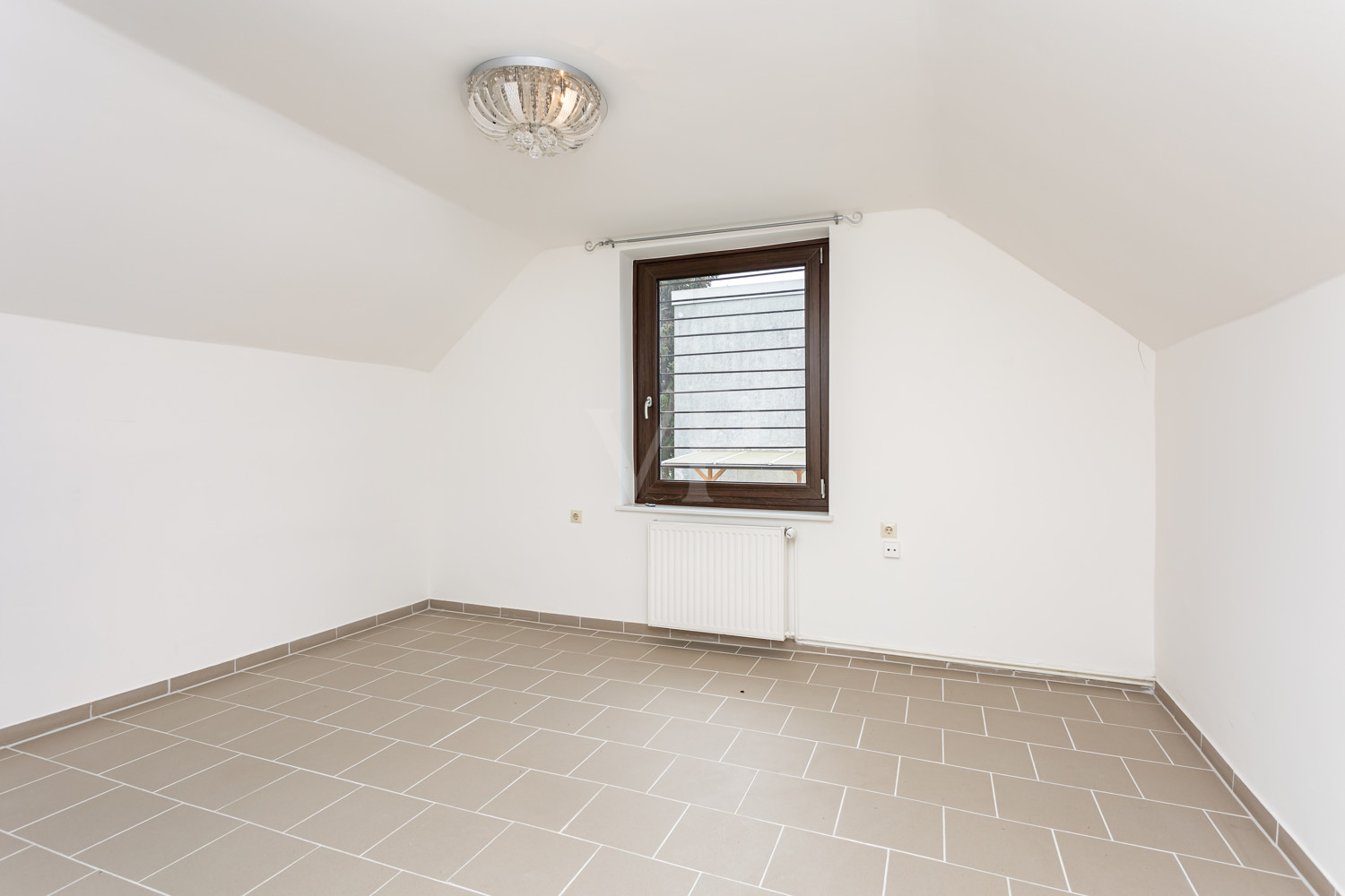 Schlafzimmer eins im Dachgeschoss