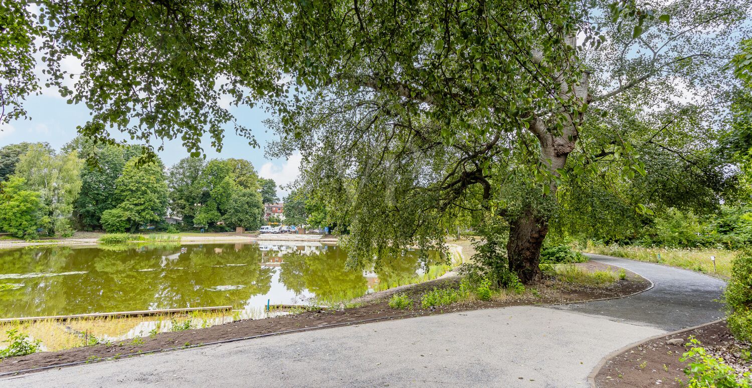 See mit Park an der Immobilie