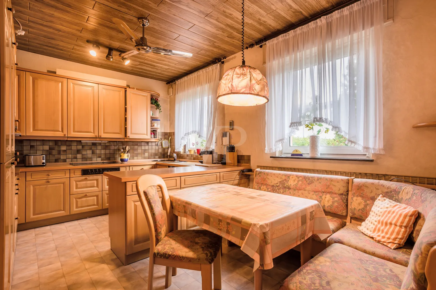 Küche mit Essbereich