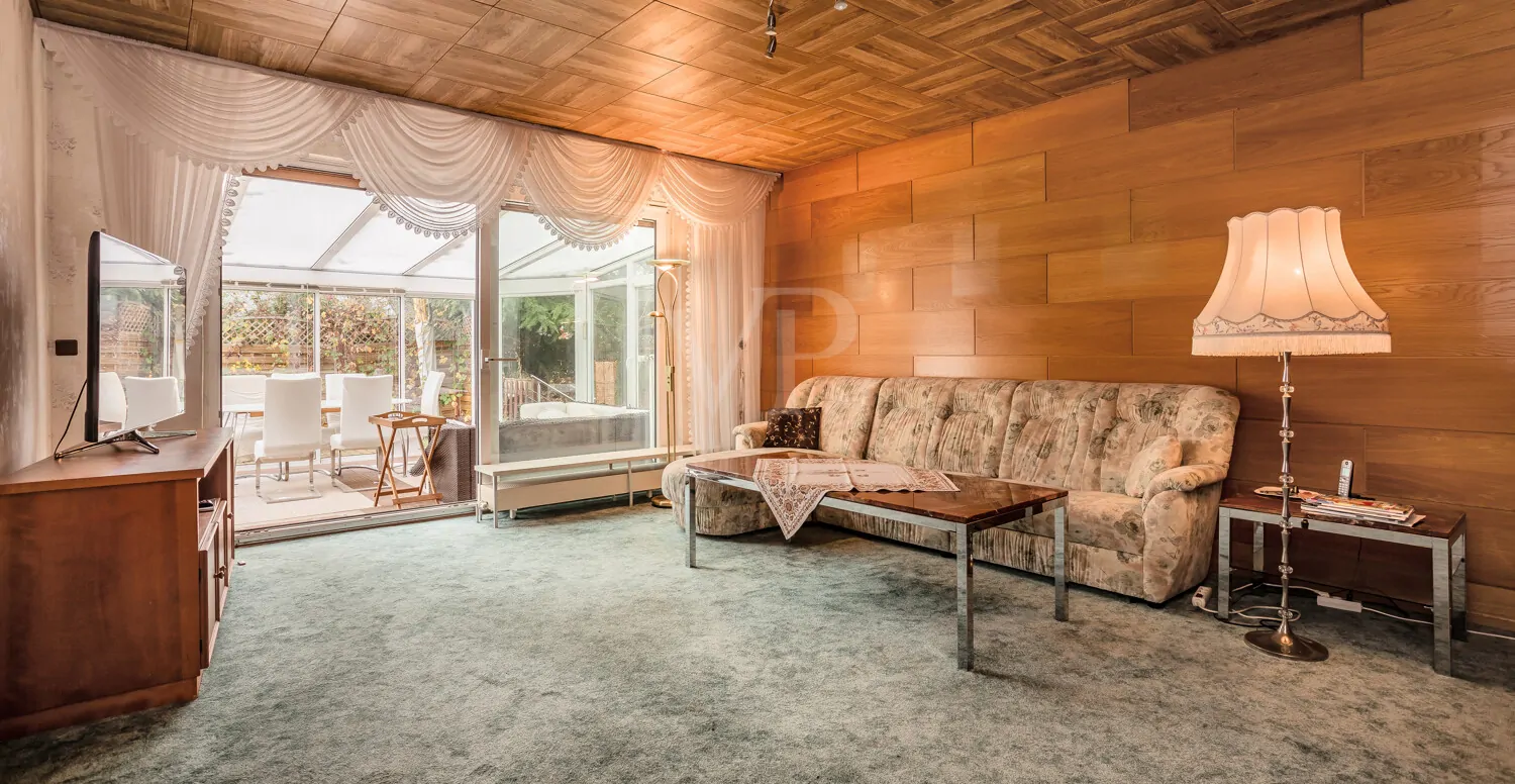 Wohnzimmer mit Zugang zum Wintergarten