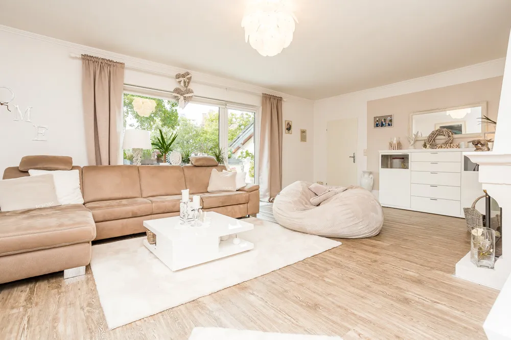 Wohnzimmer mit Zugang zur Dachterrasse