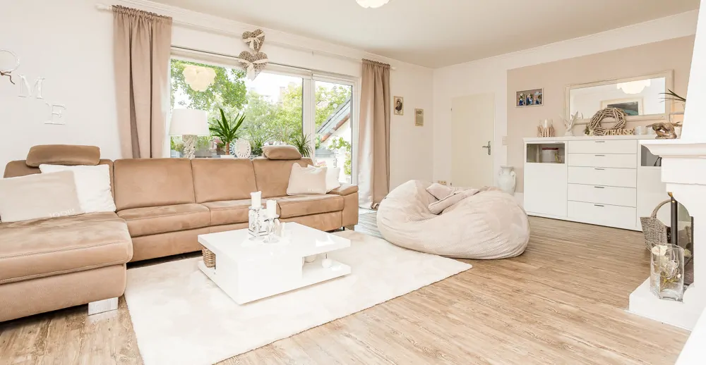 Wohnzimmer mit Zugang zur Dachterrasse