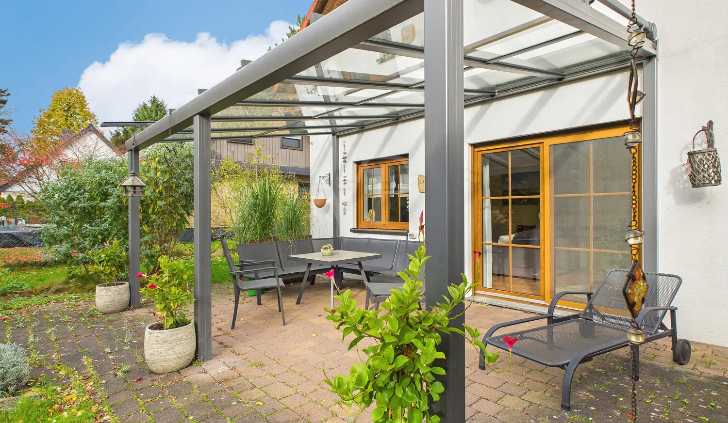 Terrasse mit Glasüberdachung und elektrischer Markise