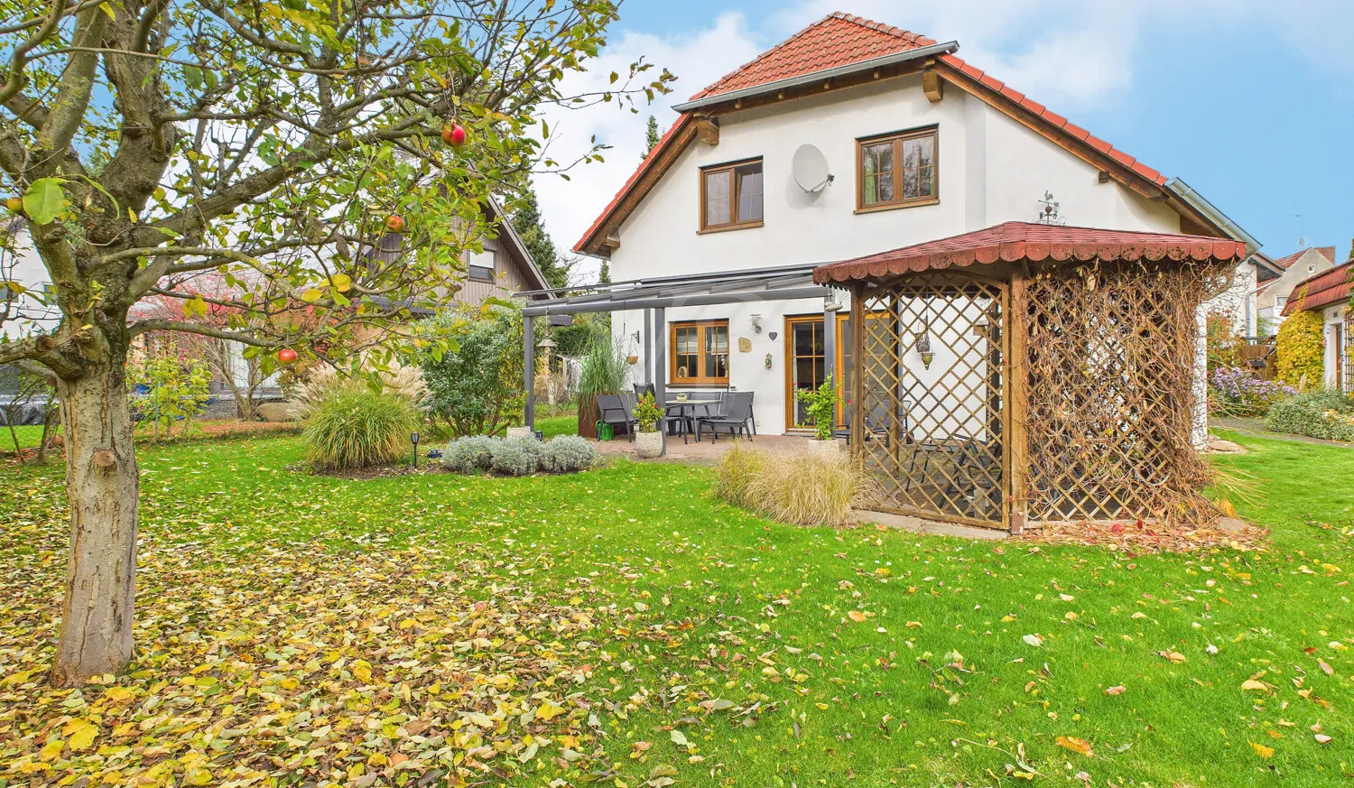 Gartenbereich mit Blick auf die Immobilie