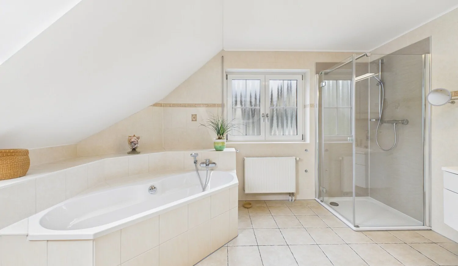 Masterbad mit Eckbadewanne, Dusche, Waschtisch und WC