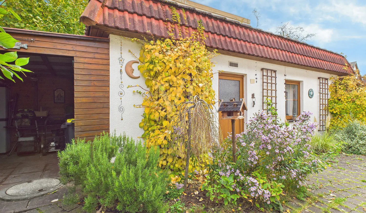 Massive Garage mit zusätzlicher Nutzfläche