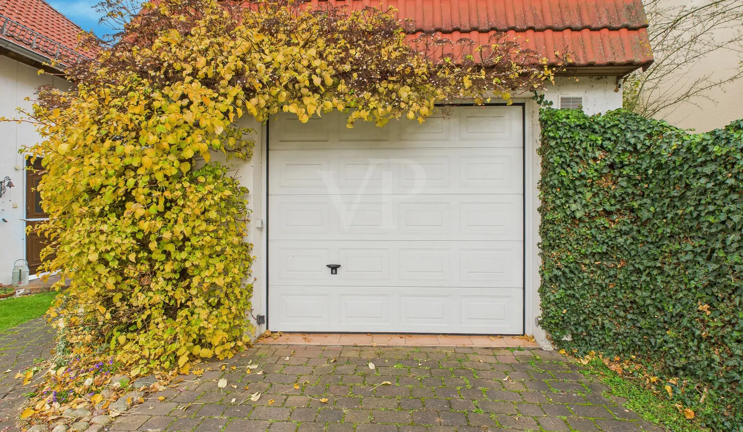 Massive Garage mit elektrischem Tor