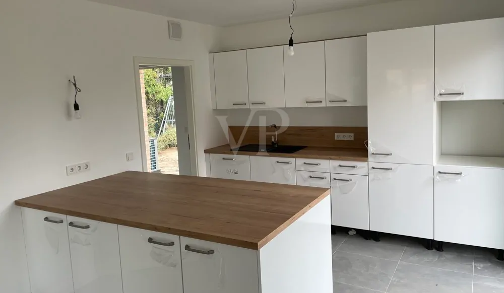 Einbauküche mit Zugang zum Hauswirtschaftsraum