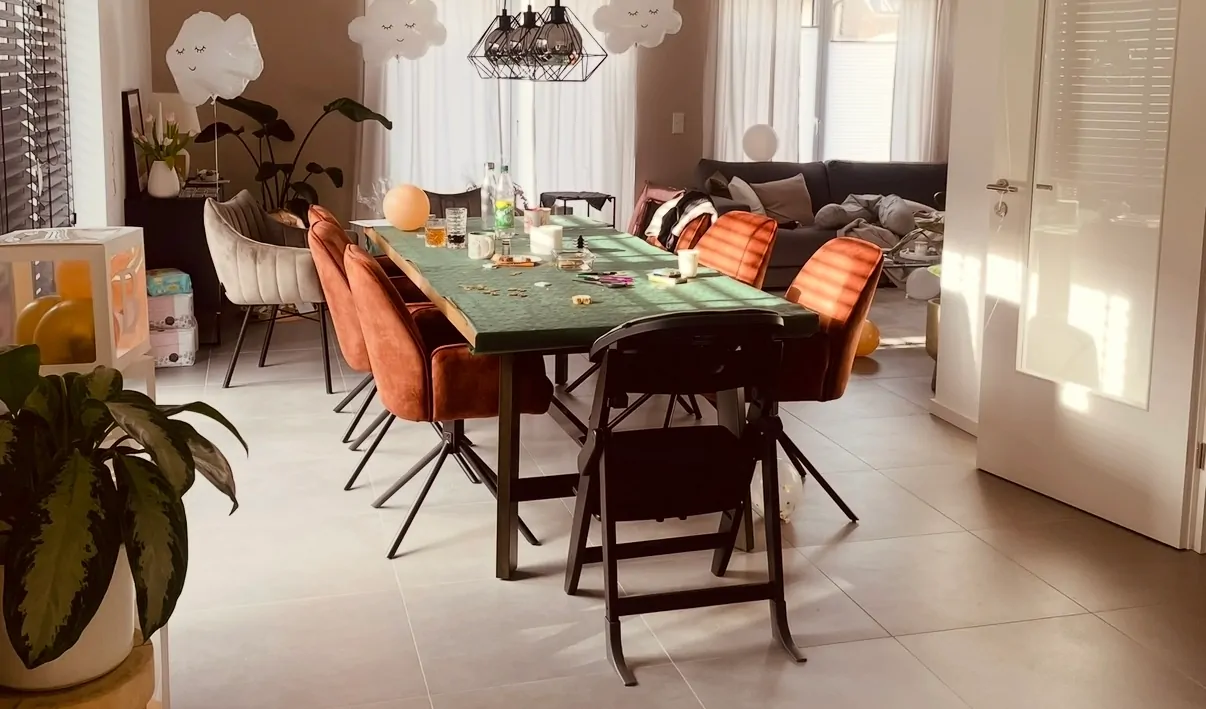 Essbereich mit offenem Übergang zum Wohnzimmer