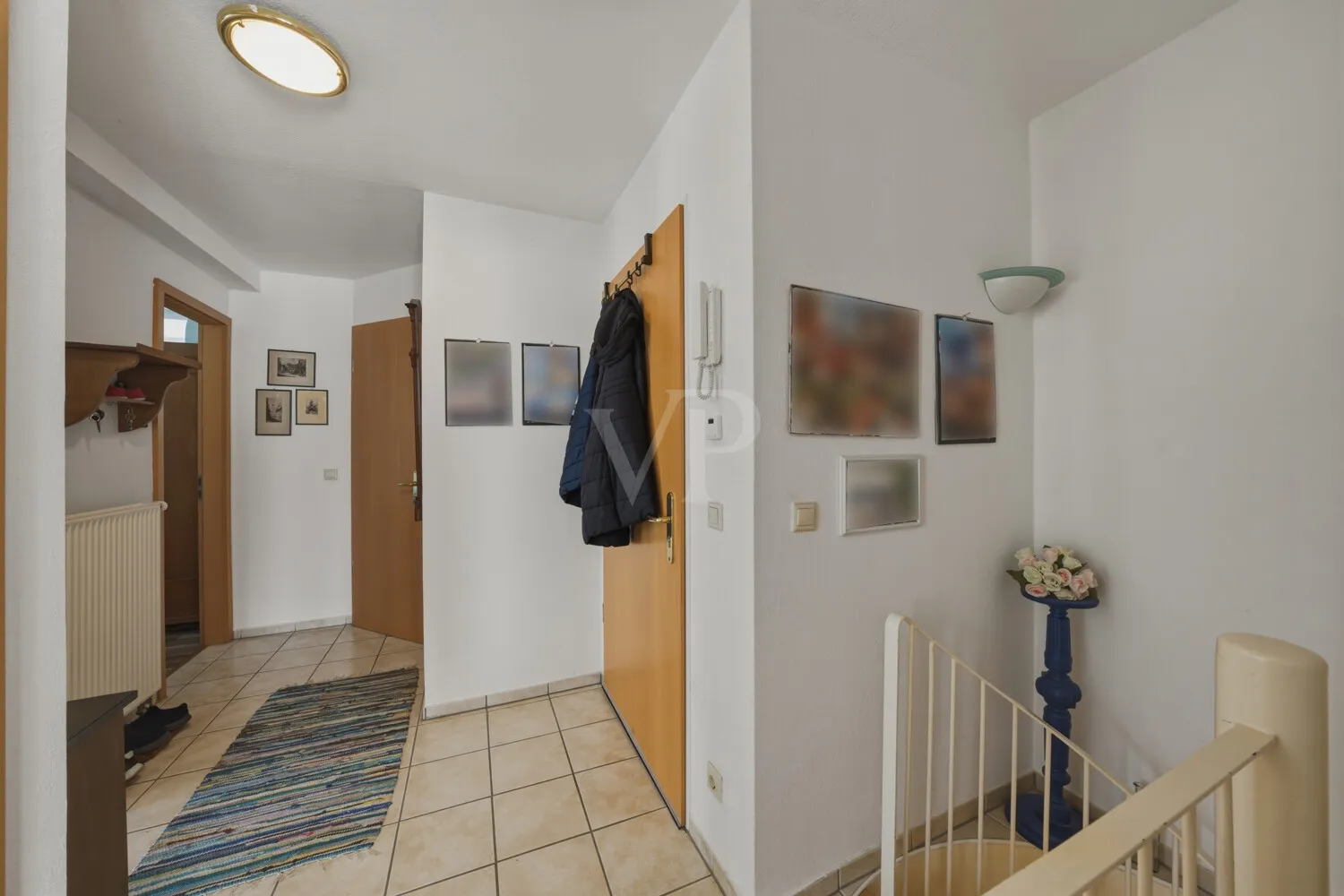 Flur mit Wendeltreppe ins Souterrain