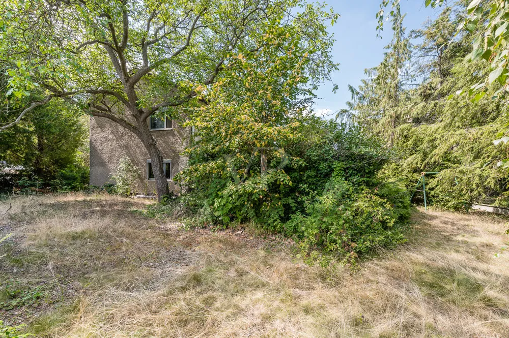Tolles Entwicklungspotential auf großem (Bau-) Grundstück mit Zweifamilienhaus