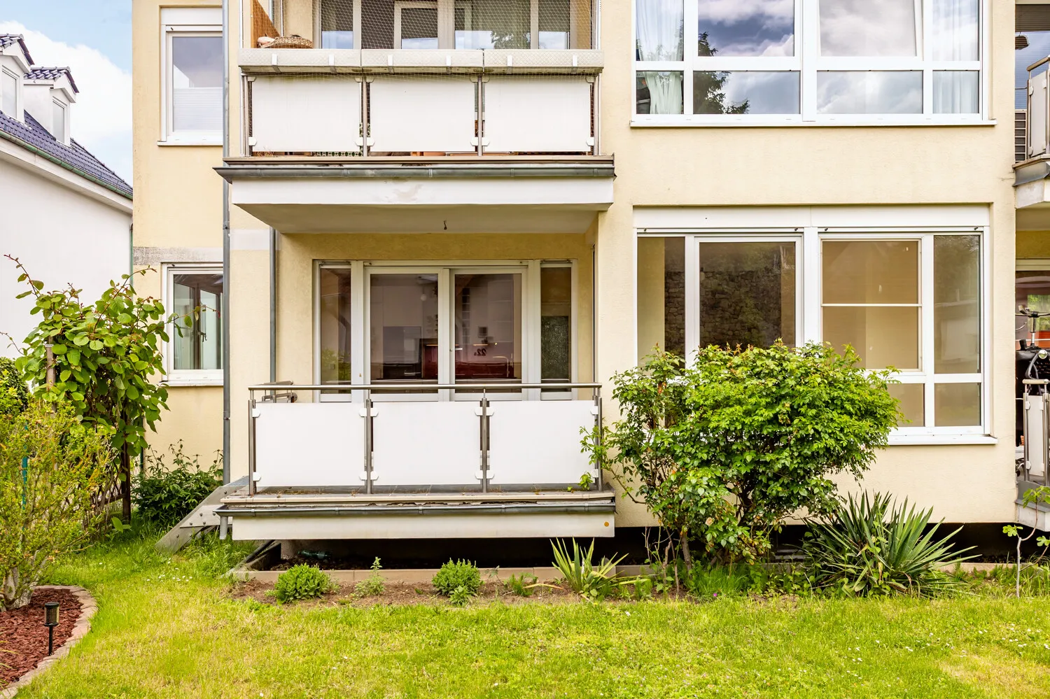 Balkon der Wohnung mit Treppe zum Garten