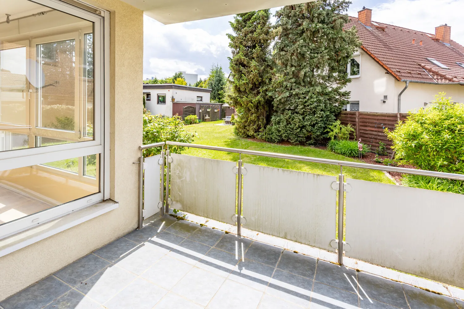 Balkon mit Blick in den Garten