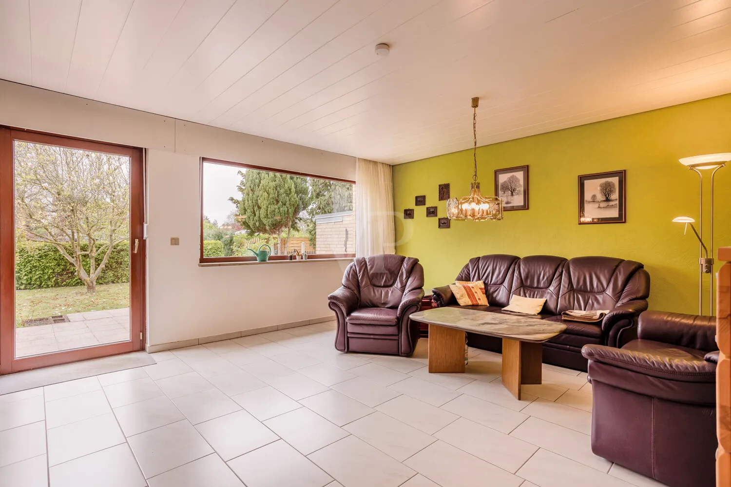 Wohnzimmer mit Zugang zur Terrasse