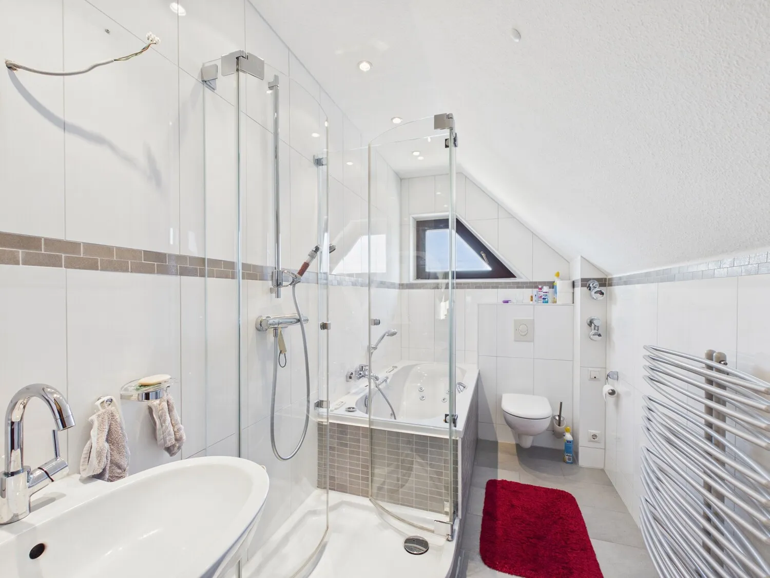 modernisiertes Bad mit Wanne und Dusche