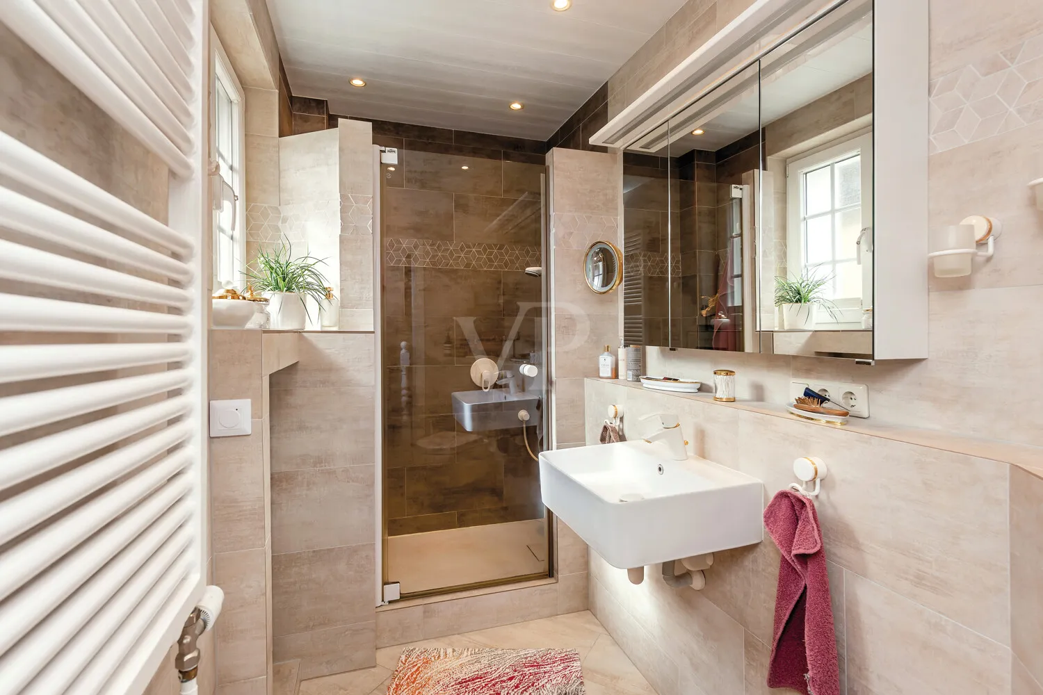 Gäste-Badezimmer mit Dusche