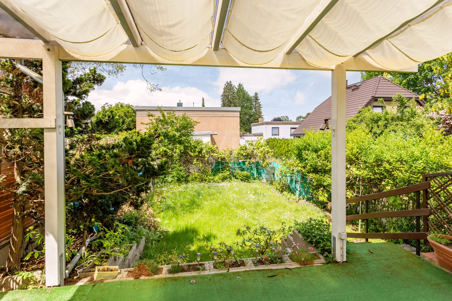 Terrasse am Haus mit Blick in den Garten