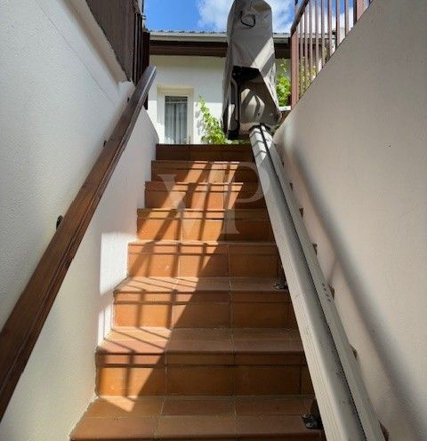 Treppe vom Keller mit Lift