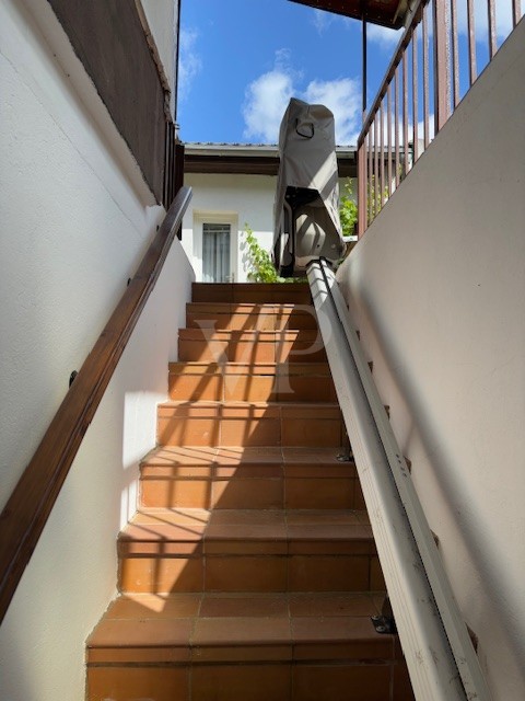 Treppe vom Keller mit Lift