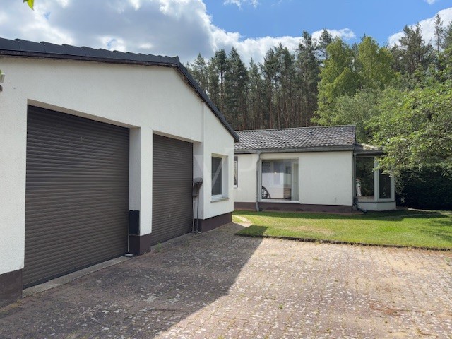 Doppelgarage mit Nebengelass
