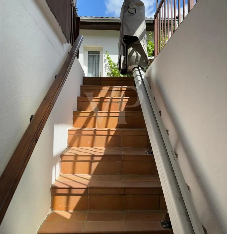 Treppe mit Lift / Keller
