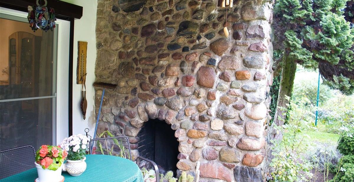 Außenkamin mit Feldsteinen
